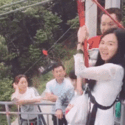 |搞笑GIF：姑娘 能不能告诉我你是怎样坐进去的