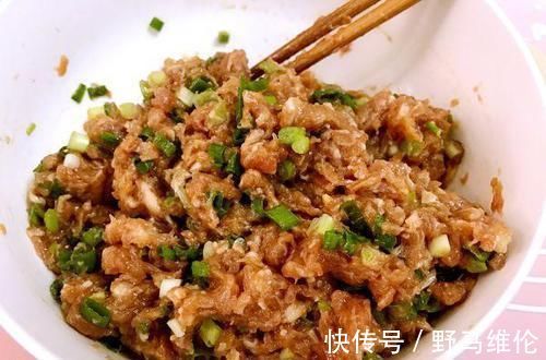 调饺子馅时,放热油还是放香油?面馆老师傅:都错了,别乱放