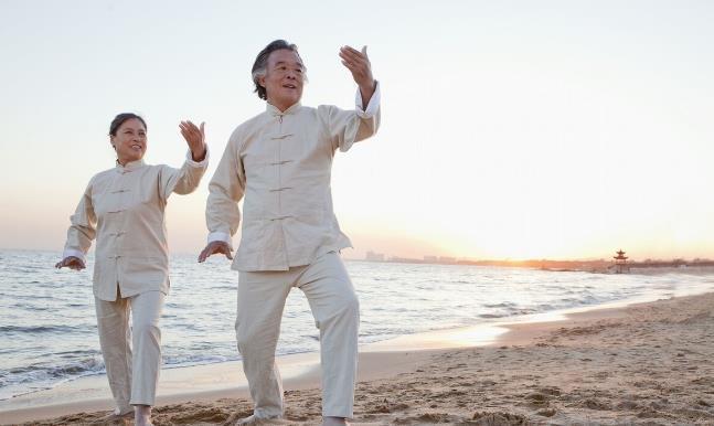 热水泡脚|想长寿,靠自己,最新公布的六大增寿习惯,第一名并不是健身