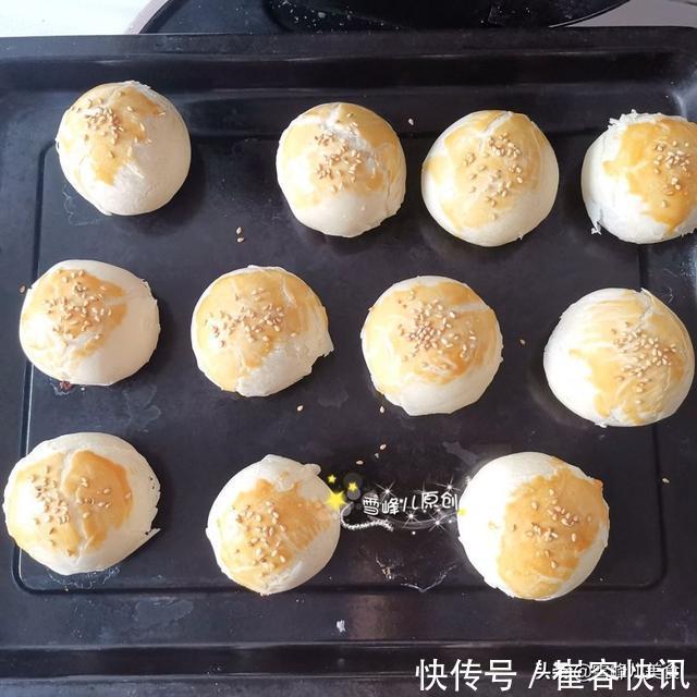 水油|外卖10块钱一个的蛋黄酥，自己做3块钱就搞定，酥得掉渣特好吃
