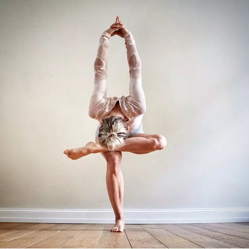 膝盖|练瑜伽分年龄吗?她30岁才开始练瑜伽,却因分享瑜伽照成世界网红