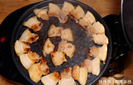 猪毛不火烤,不用手剃,学会一招,包你猪皮上的猪毛一根不见!