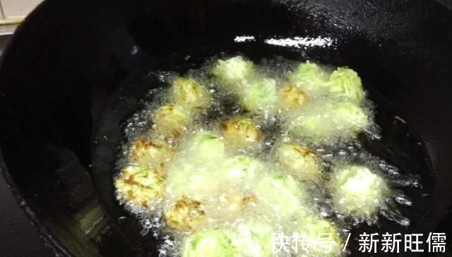 这才是萝卜丸子最正宗的做法,一滴水都不加,香酥脆口还不回软