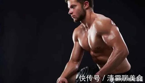 哑铃|体脂率降到18以下,4个哑铃腹肌动作,虐出男神的腹肌