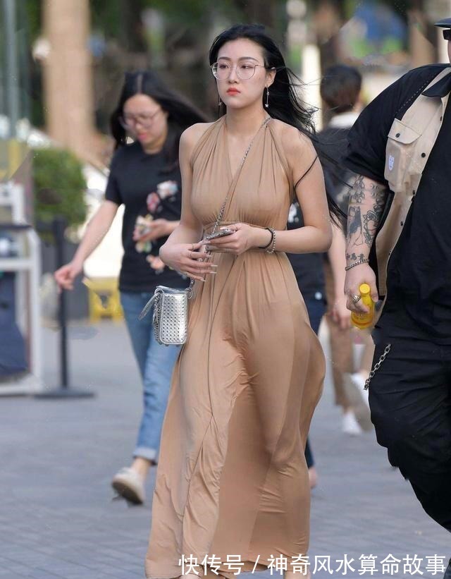 连衣裙 气质优雅“挂脖裙”借助高跟鞋的承托，展现出不一样的知性与韵味！