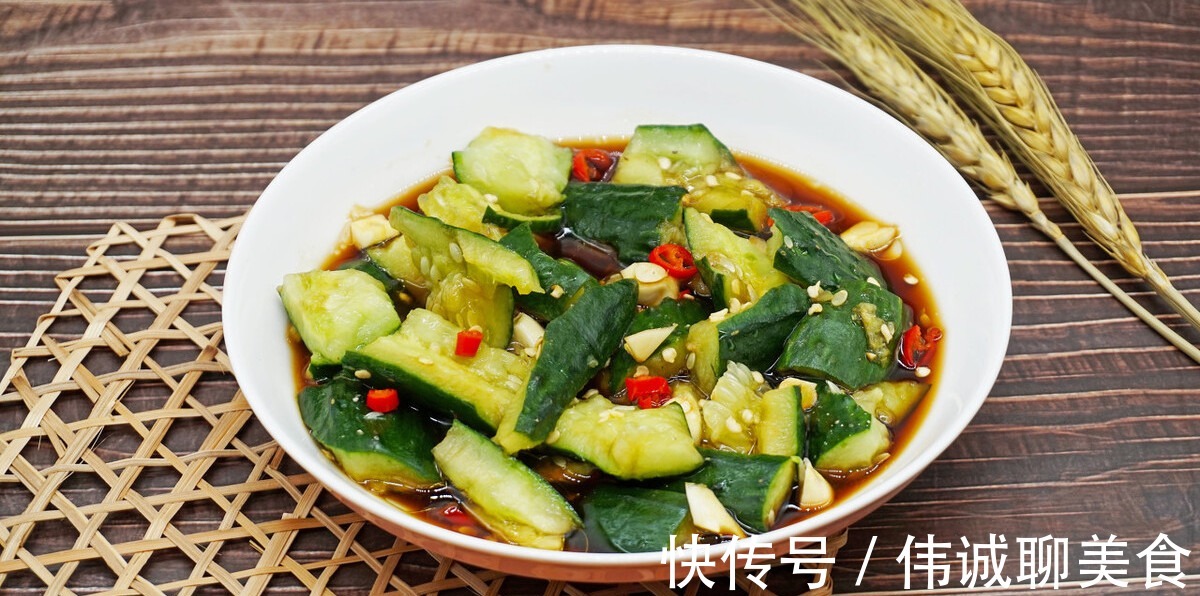 入味|凉拌黄瓜时，直接拌是不对的，多做这一步，黄瓜脆嫩入味不出水