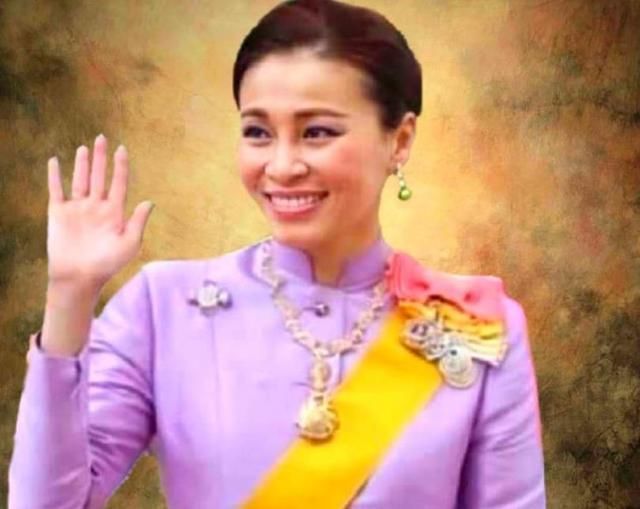 诗妮娜|诗妮娜受诗丽吉宠爱，把年轻时的首饰赠与她，苏提达的首饰露寒酸