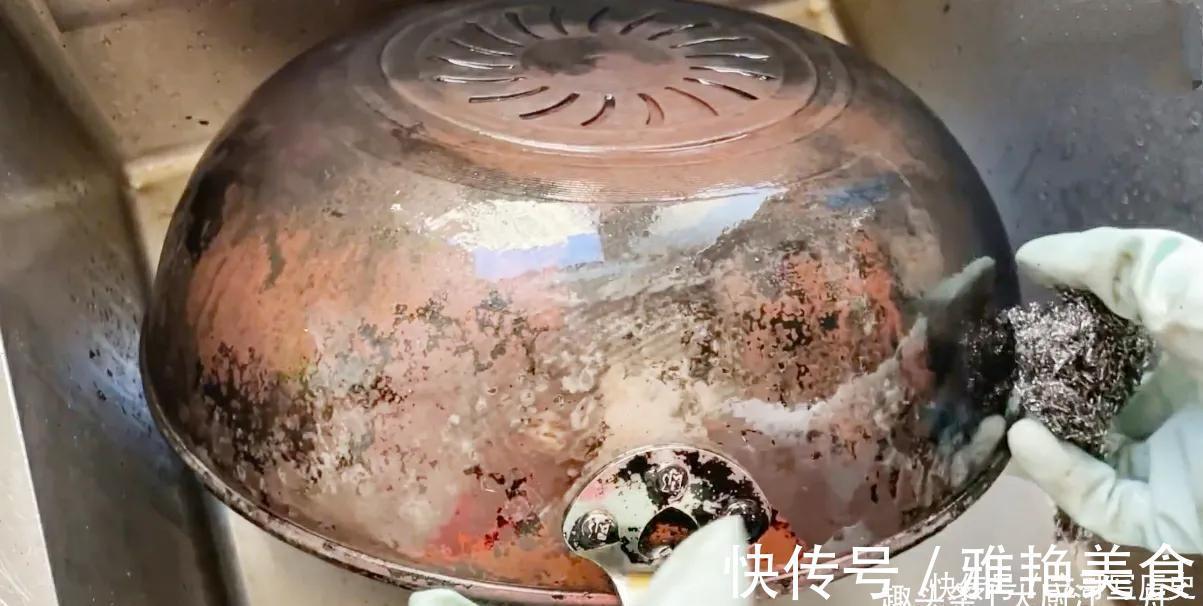锅底|铁锅,锅底黑垢油污多怎么去除?教你一招,铁锅立马变新锅
