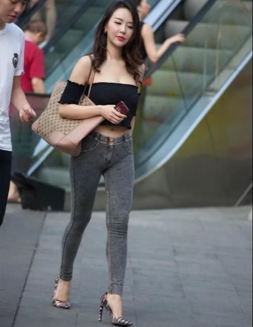 紧身牛仔裤 紧身牛仔裤的美女,街头感十足,随便穿就很有魅力!