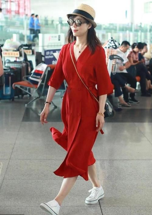 开春穿搭没灵感？试试今年超火的“裙子＋平底鞋”，百搭又显瘦