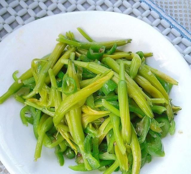 因为原料采用朝天椒,这种朝天椒有淡淡的辛辣味道,但香味很浓