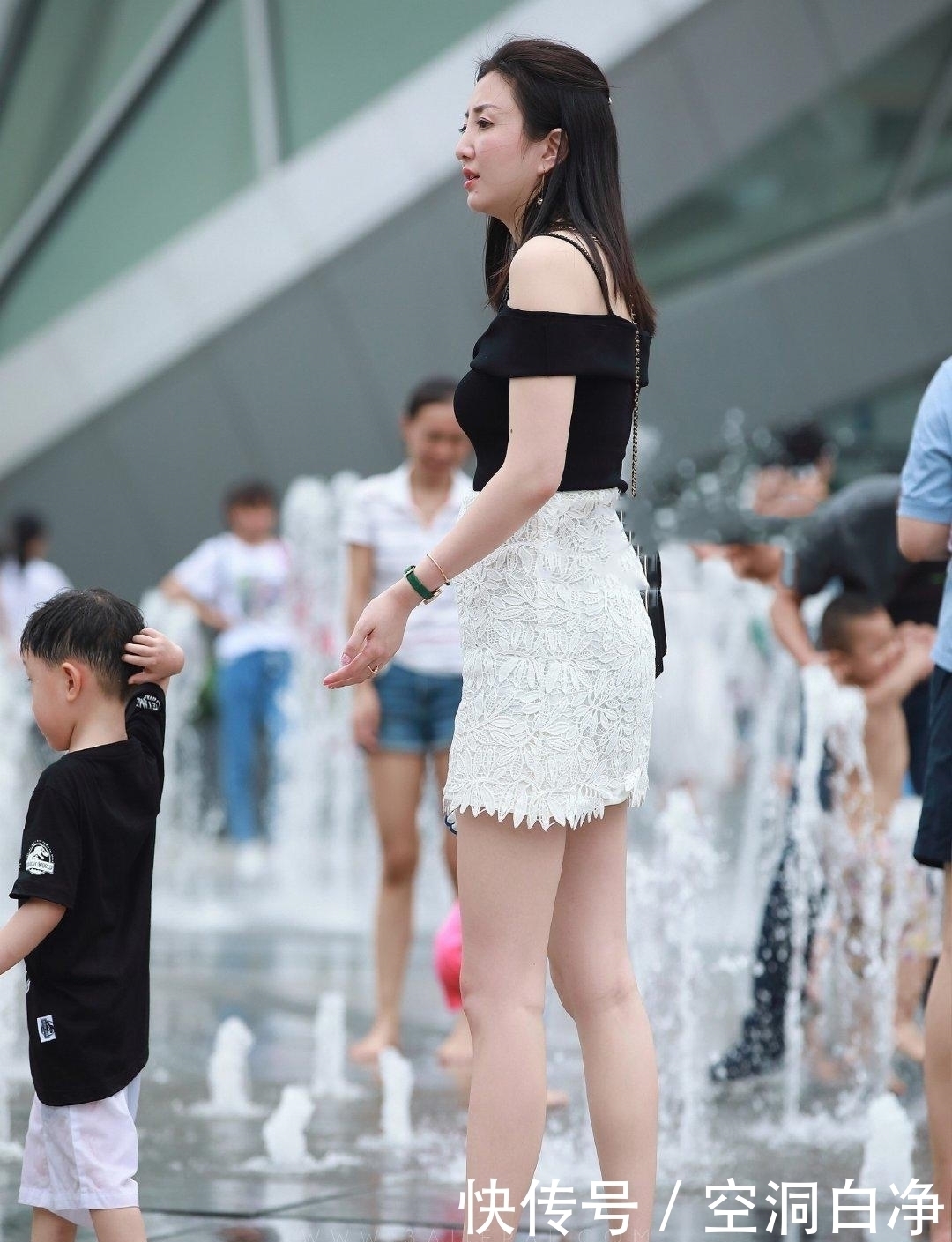 位妈妈|黑色一字肩白色蕾丝紧身裙，极简风格的穿搭，散发庄严稳重气质