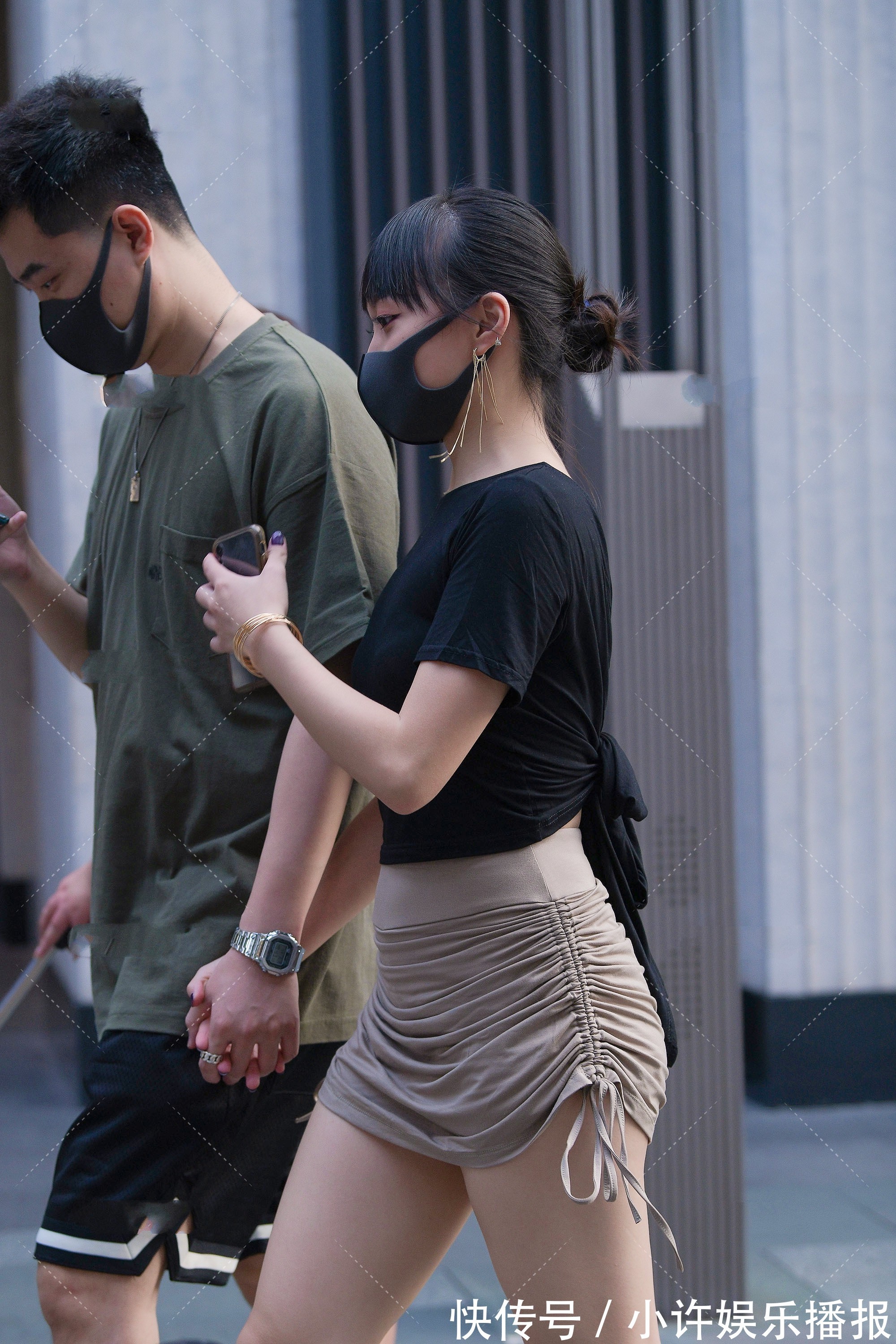 t恤 黑色修身T恤搭配卡其色褶皱裙，高雅窈窕，清新自然