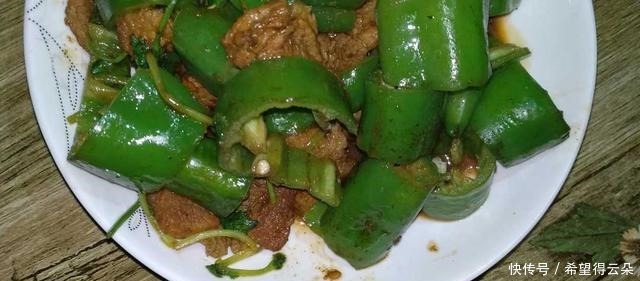 辣椒炒肉,想一想都好吃,一端上桌肉就被抢光了