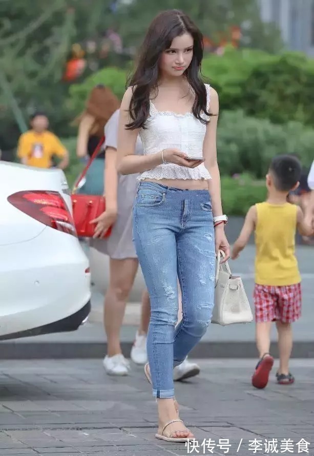 吊带 小姐姐，吊带衫肩带是方形设计，领口处还有花边，非常清新