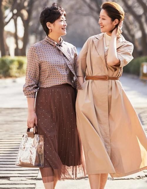 白色衬衫 建议中年女人,尽量少穿黑裤子!今年开春流行这样搭,时髦真好看