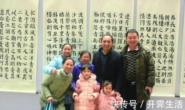 书法家$50岁大妈坚持20年练字,如今一幅字可卖100元,书法家称缺乏灵魂