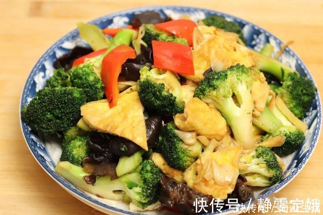 焯水|炒西兰花时，有人焯水，有人直接炒，大厨：都不对，教你正确做法