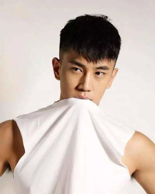 与颜值无关，让女生脸红心跳的5款男生发型！