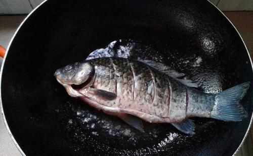  淡如水|炖鱼汤，一个动作就暴露厨艺，鱼汤寡淡如水还很腥，鱼肉也难吃
