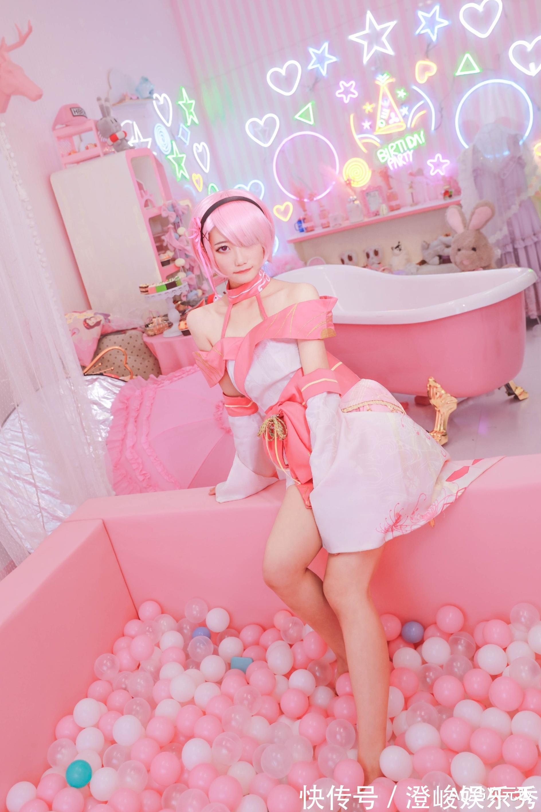 cos|Re0:和服拉姆cos,抬腿侧坐浴缸,姐姐大人和蕾姆老婆我全都要!