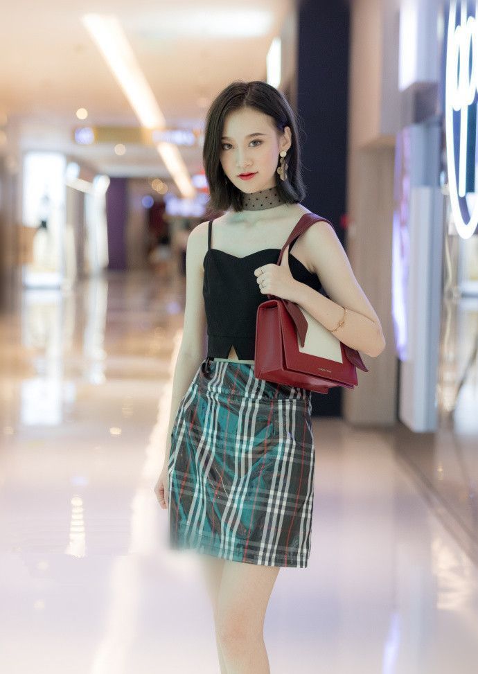 格子裙|优雅的吊带上衣搭配时尚的格子裙,显得靓丽又时尚,非常有女人味