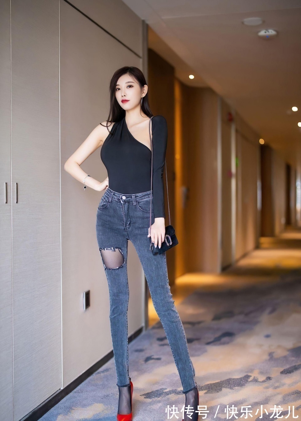 玄色 小酒窝和长长的睫毛就是这样的美丽,她的穿搭真的很时尚