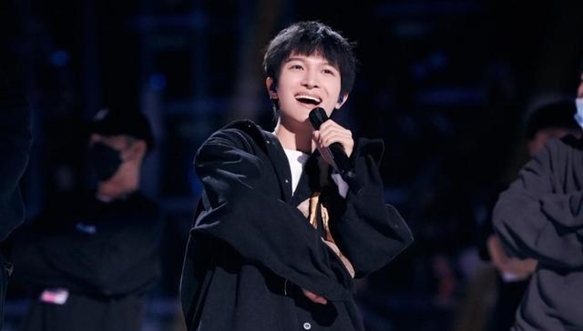 被好声音淘汰的周深有多火？参加四台跨年晚会，与邓丽君虚拟同台