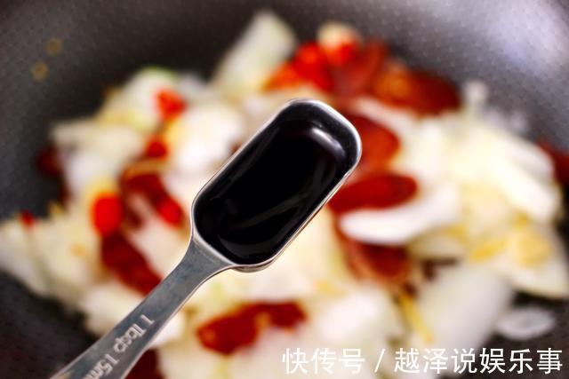 腊肠|炒白菜时,什么时候放醋是重点!顺序对了,“酸溜的”开胃又下饭