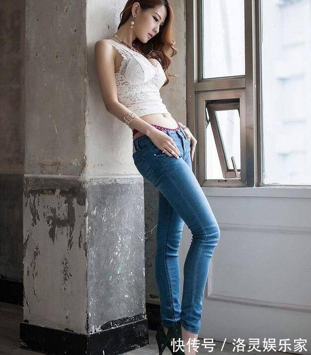 牛仔裤|小姐姐穿搭时尚修身牛仔裤,凸显迷人曲线身材,女神气息十足