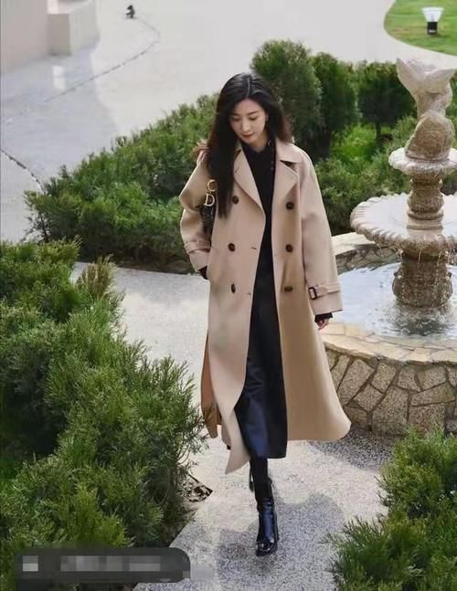 驼色风衣内搭怎么穿？这6套搭配范本高级时髦有气场，美得刚刚好