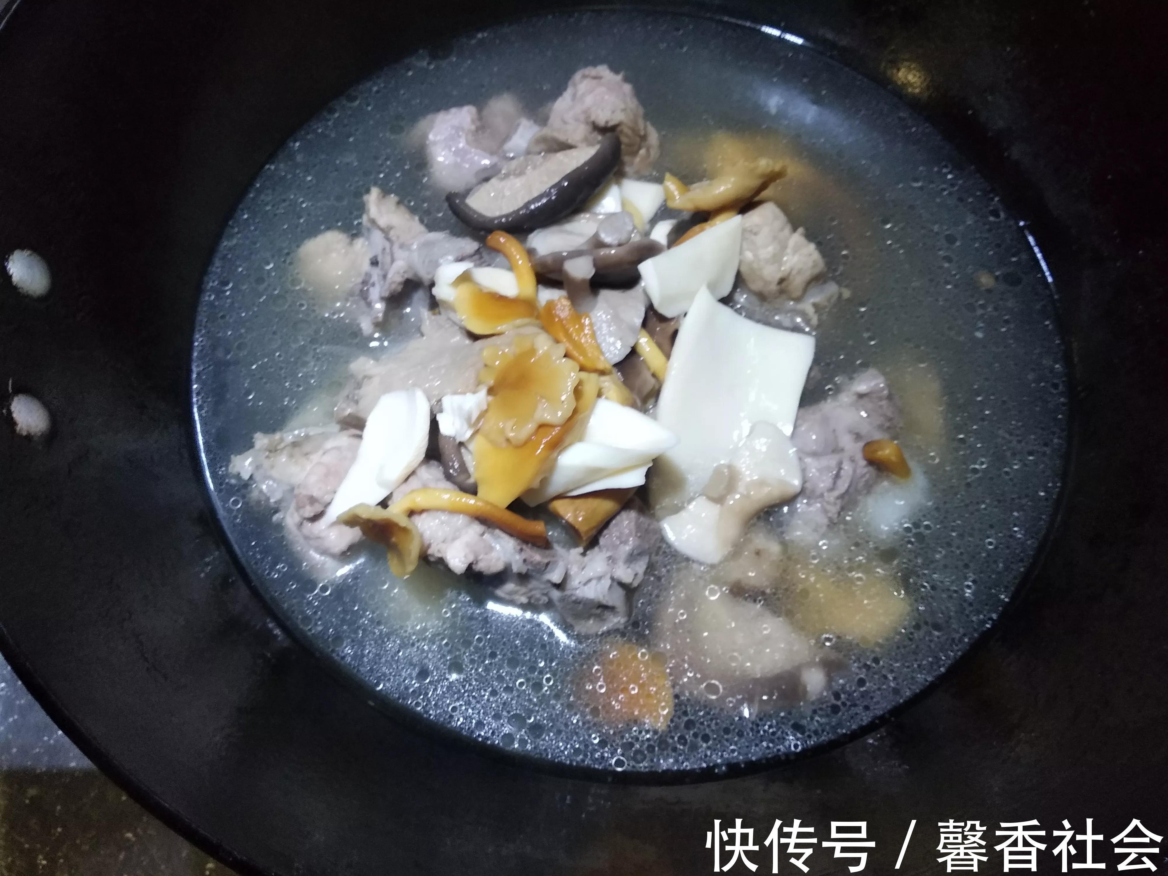 窍门|烀猪肉煮排骨,记住“3不放2窍门”,肉香味浓无腥味,瘦肉还不柴