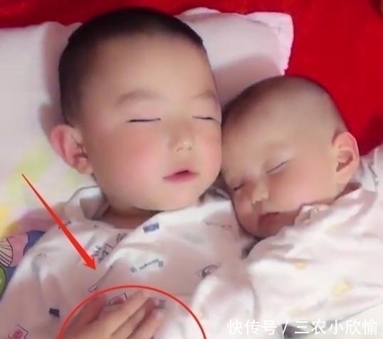 睡着|哥哥哄弟弟一起睡着后,掀开被子一看,妈妈的心被暖化了