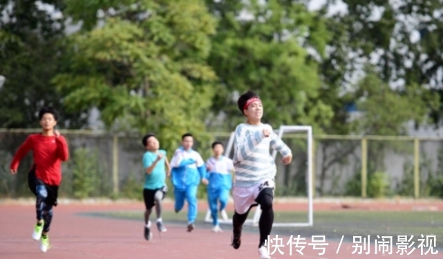 李泽|16岁男孩仅有163,医生叹息:3物是身高“加速器”,别舍不得给娃吃