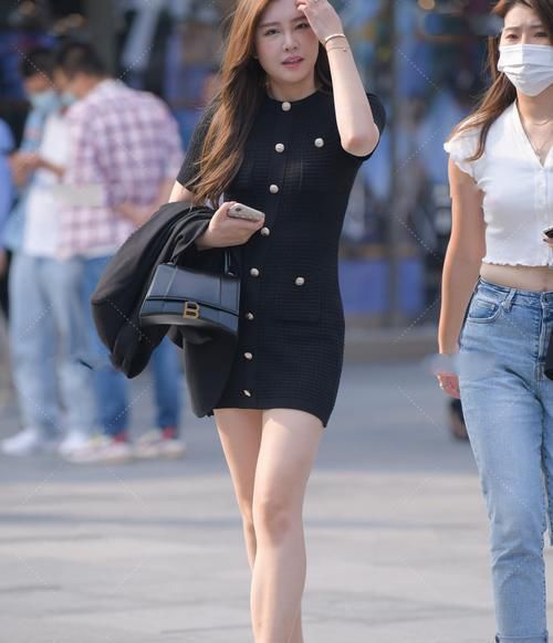 黑色“小香风”连衣裙，搭配排扣设计温柔大气，淑女感十足