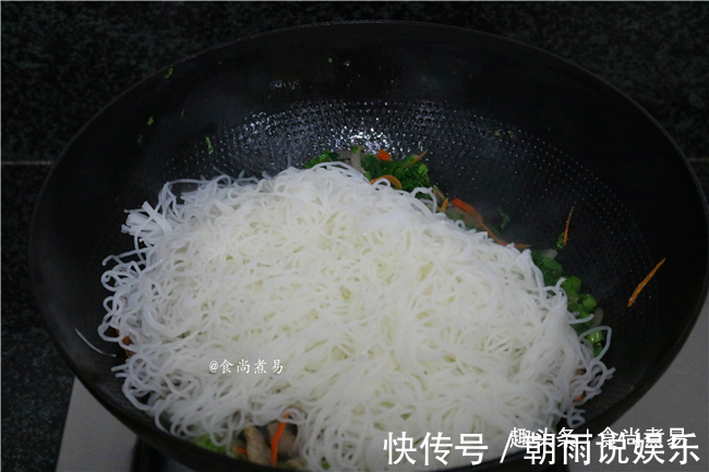 不煲米饭时，我家常吃此款主食，比面条清爽，食材搭配很随意