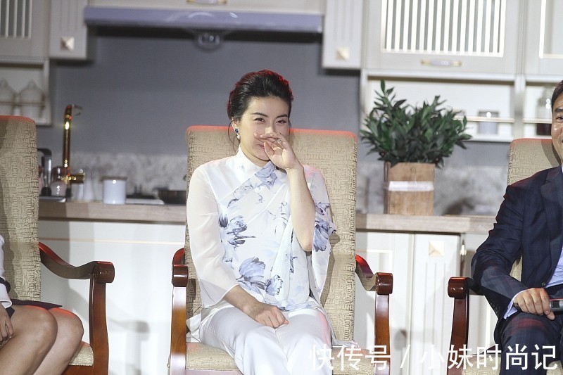 穿搭 郭晶晶穿得太简约,白色垫肩裙装搭配黑裤,看着真没“阔太”架子