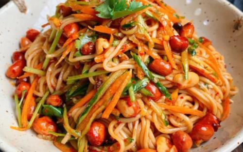 喜欢吃芝麻酱的，就会来一碗面条开开胃，能来碗好吃不胖又管饱的美食才是王道，每当不想吃晚饭的时候