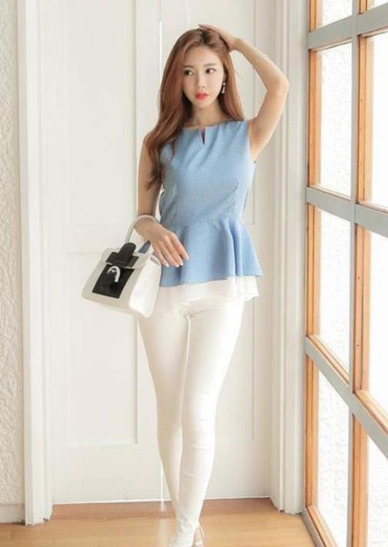 美女|街拍丰盈身形的紧身打底裤美女,展现女性纤细的小蛮腰!