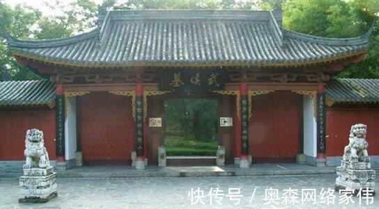 曹操|诸葛亮墓1700多年无人敢盗，至今仍是个谜，坟上的大树很神秘