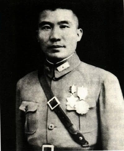 掩护|抗日名将差点被活捉,排长为掩护他被斩首,他在日军眼皮底下藏着