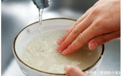 每天洗脸水中加点它，越洗越白嫩，斑点越洗越淡，皮肤光滑弹性