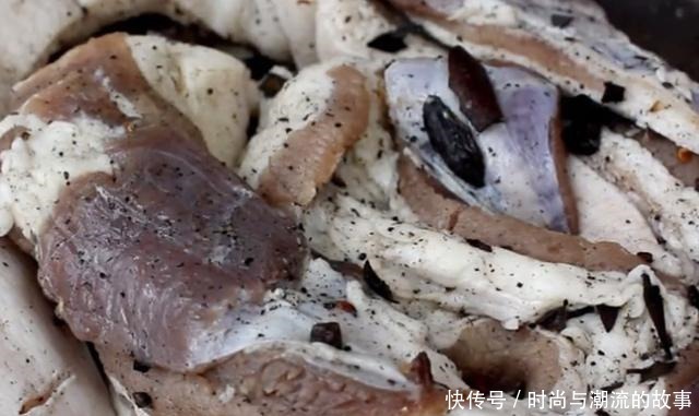 腌制腊肉时,食盐和肉比例一定掌握好,很多人不懂,难怪又腥又臭