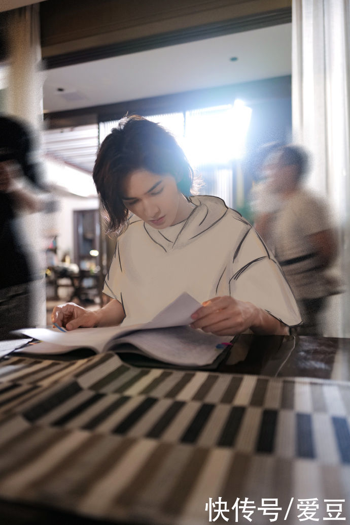 剧本|210820 朱正廷的剧组生活小记更新 解锁沈舟舟看剧本的N种方式