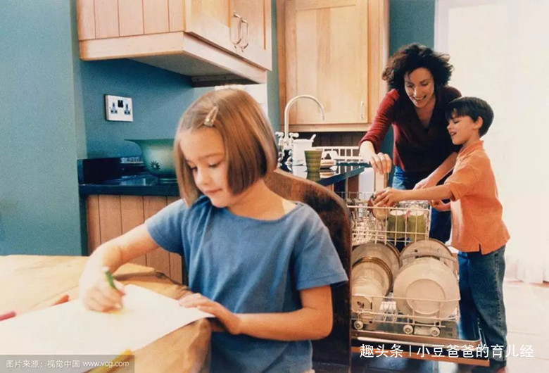 闺蜜|孩子有这3种“节俭行为”,将来很难有出息,家长别再引以为傲