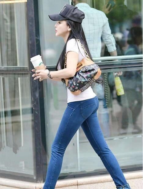 白色t恤|美女紧身牛仔裤搭配白色T恤,阳光下十分耀眼,像一个小太阳耀眼