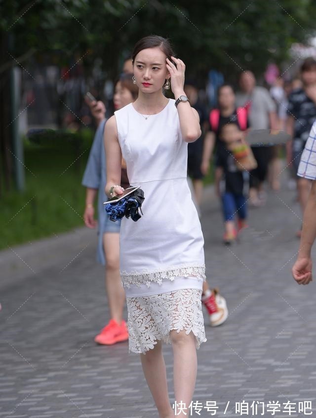 高端 白色圆领无袖连衣裙,搭配珍珠手链高贵无比,搭配红手表显得职场!