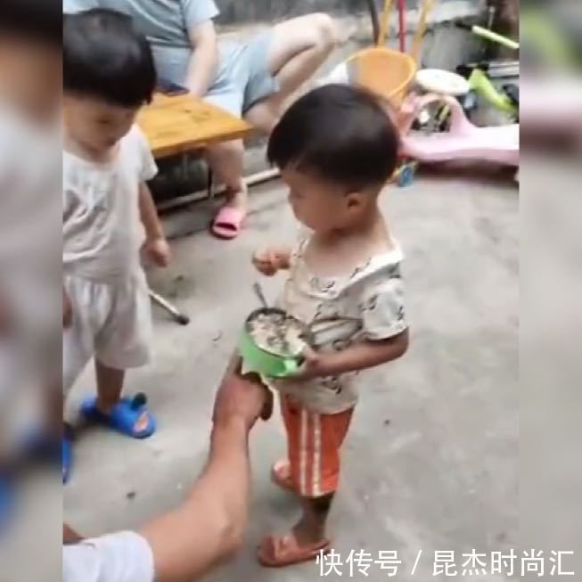 双胞胎|双胞胎姐妹,一个从小在农村生活,一个在城里生活,看后区别很大