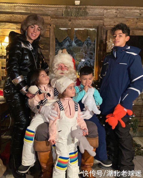 迷你羅|賢妻良母！喬妹帶娃過圣誕，一晚才1500，迷你羅和后媽差不多高了