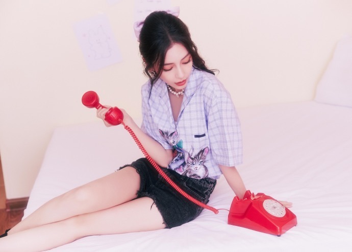 上衣|Angelababy当妈了少女感更强了,娃娃领上衣配小黑裤,俏皮又减龄